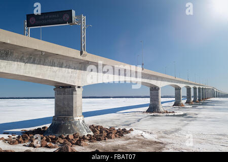 Pont de la Confédération qui relie le Nouveau-Brunswick et l'île en hiver avec des reflets.. Banque D'Images