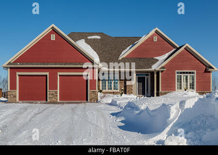 Une nouvelle maison sur une journée d'hiver ensoleillée. Banque D'Images