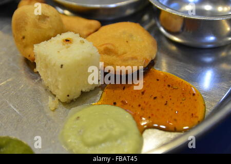 Repas indien appelé Thali avec différents aliments Banque D'Images