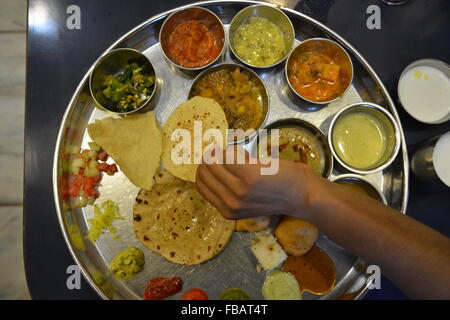 Repas indien appelé Thali avec différents aliments Banque D'Images