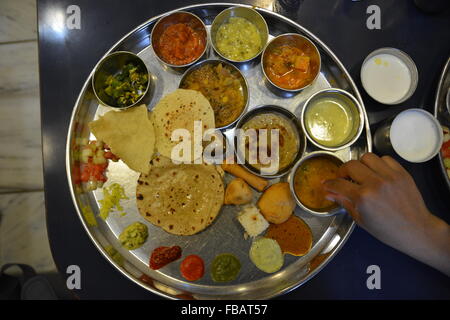 Repas indien appelé Thali avec différents aliments Banque D'Images