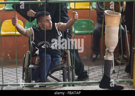 La ville de Gaza, la bande de Gaza, en Palestine. 25Th Dec 2015. Les Palestiniens lors du championnat de basket-ball en fauteuil roulant dans la ville de Gaza, le championnat local parrainé par le Comité international de la Croix-Rouge (CICR). © Mahmoud Issa/Quds Net News Wire/ZUMA/Alamy Live News Banque D'Images