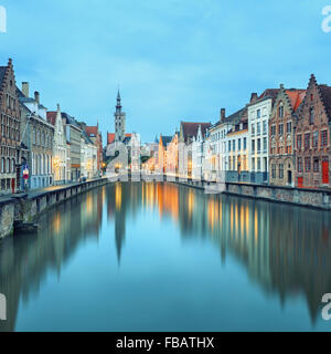 Jan van Eyck Square sur les eaux Bruges Banque D'Images