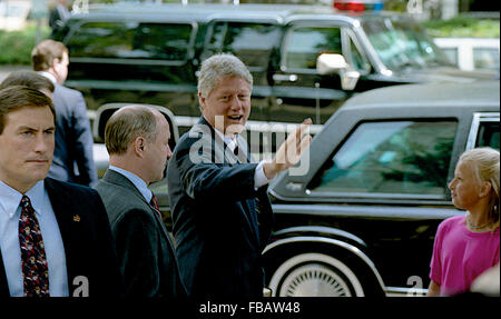 Washington, DC., USA 23 mai 1993, le président William Jefferson Clinton avec la première dame Hillary Rodham Clinton et sa fille Chelsea Clinton à Foundry United Methodist Church pour les services du dimanche. Le président Clinton travaille la corde 'ligne' se serrer la main et le message d'accueil sympathisants. Credit : Mark Reinstein Banque D'Images