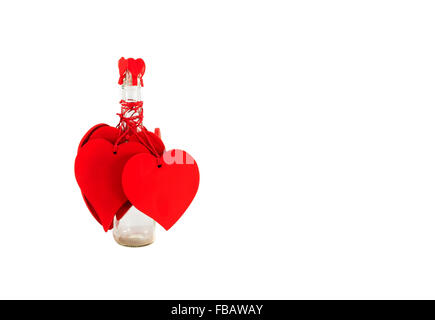 Valentine rouge coeur de la décoration d'une bouteille de verre isolé sur fond blanc Banque D'Images