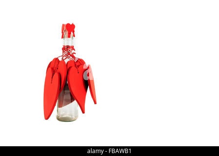Valentine rouge coeur de la décoration d'une bouteille de verre isolé sur fond blanc Banque D'Images