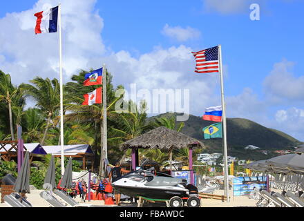 Un centre de sports nautiques sur la plage de sable blanc de la Baie Orientale sur l'île des Caraïbes de St.Martin Banque D'Images