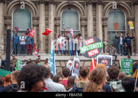 Les étudiants qui protestaient et s'amuser à Londres Rallye Anti-Austerity Banque D'Images