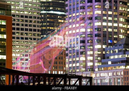-Villes la nuit- Janet Echelman série sculpture net au-dessus de Kennedy Greenway à Boston dans la nuit près de Boston Harbor Banque D'Images