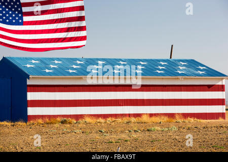 Une grange agriculteurs patriotique près de Fresno, Californie, USA. Banque D'Images