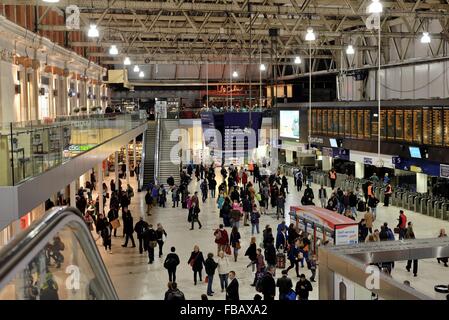 Hall de la gare de Waterloo à Londres nuit Banque D'Images