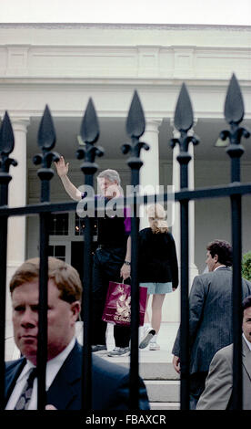 Washington, DC., 23 mai 1993, le Président William Clinton, vagues de touristes attendent en ligne pour la Maison Blanche d' comme lui et sa fille Chelsea retour d'un voyage de shopping à la proximité B. Dalton Librairie et saisir la Maison blanche si l'exécutif de l'Ave, entrée Crédit : Mark Reinstein Banque D'Images