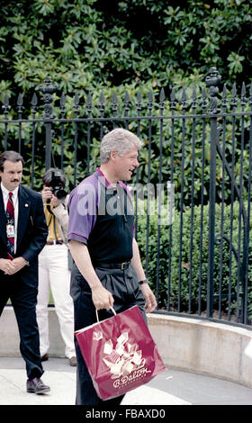 Washington, DC., USA, 23 mai 1993, le Président William Clinton, avec sa fille Chelsea à pied à la librairie Dalton B. près de la Maison Blanche. Credit : Mark Reinstein Banque D'Images