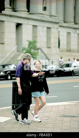 Washington, DC., USA, 23 mai 1993, le Président William Clinton, avec sa fille Chelsea à pied à la librairie Dalton B. près de la Maison Blanche. Credit : Mark Reinstein Banque D'Images