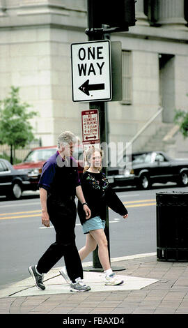 Washington, DC., USA, 23 mai 1993, le Président William Clinton, avec sa fille Chelsea à pied à la librairie Dalton B. près de la Maison Blanche. Credit : Mark Reinstein Banque D'Images