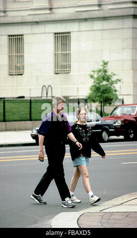 Washington, DC., USA, 23 mai 1993, le Président William Clinton, avec sa fille Chelsea à pied à la librairie Dalton B. près de la Maison Blanche. Credit : Mark Reinstein Banque D'Images