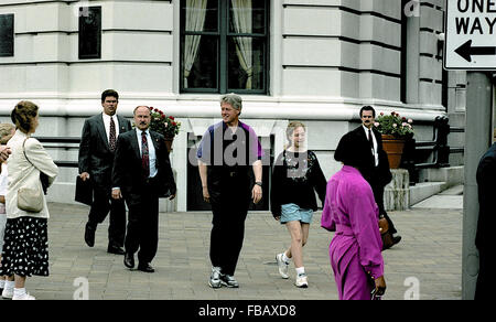 Washington, DC., USA, 23 mai 1993, le Président William Clinton, avec sa fille Chelsea à pied à la librairie Dalton B. près de la Maison Blanche. Credit : Mark Reinstein Banque D'Images