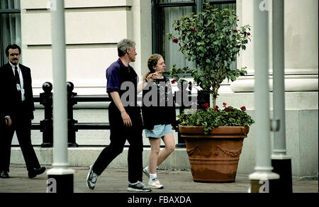 Washington, DC., USA, 23e, mai 1993, le Président William Clinton, avec sa fille Chelsea à pied à la librairie Dalton B. près de la Maison Blanche. Credit : Mark Reinstein Banque D'Images