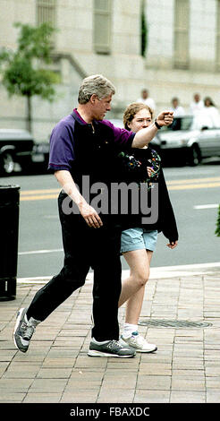 Washington, DC., USA, 23 mai 1993, le Président William Clinton, avec sa fille Chelsea à pied à la librairie Dalton B. près de la Maison Blanche. Credit : Mark Reinstein Banque D'Images