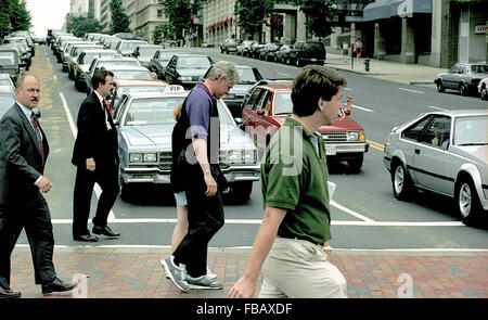 Washington, DC., USA, 23 mai 1993, le Président William Clinton, avec sa fille Chelsea à pied à la librairie Dalton B. près de la Maison Blanche. Credit : Mark Reinstein Banque D'Images