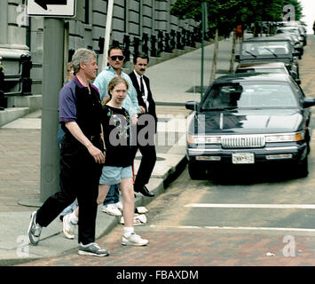 Washington, DC., USA, 23 mai 1993, le Président William Clinton, avec sa fille Chelsea à pied à la librairie Dalton B. près de la Maison Blanche. Credit : Mark Reinstein Banque D'Images