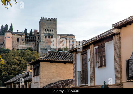 Rue de l'Albaicin de Grenade à la recherche vers une des tours du quartier maure de l'Alhambra à Grenade Espagne Banque D'Images