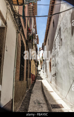 Rue Latérale à Grenade Espagne près du Palais de l'Alhambra et le Darro Banque D'Images