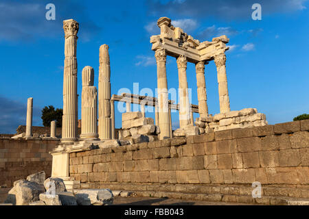 Coucher du soleil au Temple de lumière Trajan avec colonnes corinthiennes au Pergamon Acropolis, une ancienne ville grecque en fait en Bergama, Banque D'Images