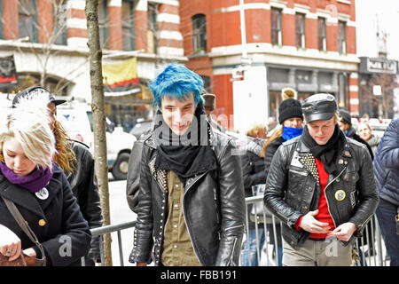 New York City, United States. 12 Jan, 2016. Les jeunes fans de glam passer. Des centaines de New Yorkais a déposé discrètement en face du chanteur David Bowie accueil SoHo sur Lafayette Street pour rendre hommage au regretté chanteur. © Andy Katz/Pacific Press/Alamy Live News Banque D'Images