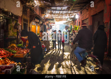 La vie de la rue médina de Marrakech Banque D'Images