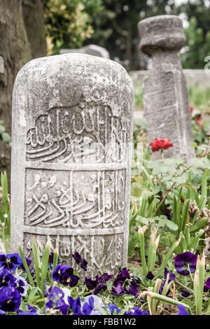 Pierres tombales anciennes dans un cimetière de l'époque ottomane en Eyup Istanbul Banque D'Images