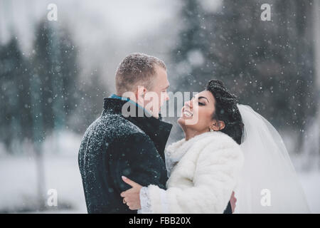 Mariée et le marié marcher dans la ville Banque D'Images