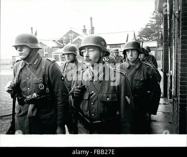 1968 - éloignez-vous de lui si vous osez ; si vous êtes fatigué des vacances où vous pouvez à loin de tout cela, en voici un que vous pouvez essayer d'échapper - si vous dar! Pendant 30 ans, vous pouvez passer un week-end en tant que prisonnier de guerre de style Colditz logé dans des cabanes glacées (les fermes de moy sont autorisées), nourri de soupe mince et de pain rassis, conduit à l'arrière d'un camion de bétail descendu en plein milieu de la nuit et fouillé et interrogé par des gardes de camp avec des uniformes allemands, des fusils et des tours de guet amicaux rouges Banque D'Images