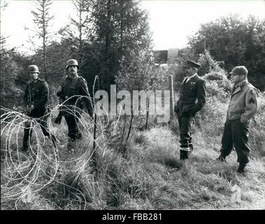 1968 - éloignez-vous de lui si vous osez ; si vous êtes fatigué des vacances où vous pouvez à loin de tout cela, en voici un que vous pouvez essayer d'échapper - si vous dar! Pendant 30 ans, vous pouvez passer un week-end en tant que prisonnier de guerre de style Colditz logé dans des cabanes glacées (les fermes de moy sont autorisées), nourri de soupe mince et de pain rassis, conduit à l'arrière d'un camion de bétail descendu en plein milieu de la nuit et fouillé et interrogé par des gardes de camp avec des uniformes allemands, des fusils et des tours de guet amicaux rouges Banque D'Images