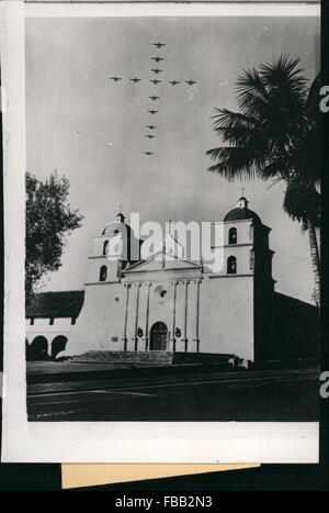 1972 - Les avions de la Marine américaine former une croix au-dessus du Santa Barbara Mission. : U.S. Navy avions former une croix au-dessus de la Mission Santa Barbara de Santa Barbara, en Californie, qui a été fondée par le père Junipero Serra en 1786. La Mission est l'un des nombreux établi par le Père Serra, California's great tester prêtre catholique, qui sont venus de l'Espagne et a travaillé chez les Indiens de l'État © Keystone Photos USA/ZUMAPRESS.com/Alamy Live News Banque D'Images