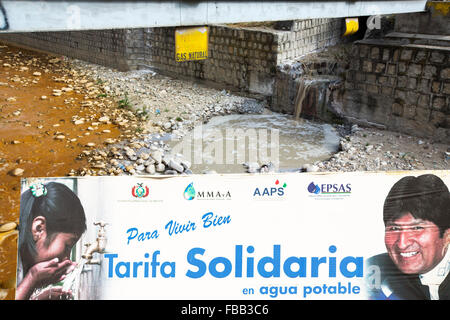 Une rivière pleine d'eau contaminée par les effluents des mines, le mélange avec les eaux usées brutes à La Paz, Bolivie. La Paz sera probablement la firs Banque D'Images