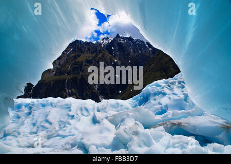 À la recherche de l'intérieur d'une grotte de glace sur Fox Glacier, New Zealand Banque D'Images