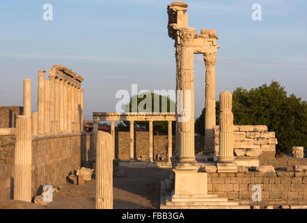 Coucher du soleil la lumière à Trajan colonnes du temple à l'acropole de Pergame, ancienne ville grecque en fait en Bergama, Banque D'Images