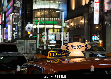 Le Ginza à Tokyo la nuit Banque D'Images