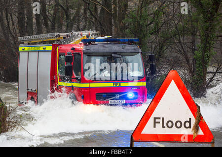 Un moteur en feu dans les eaux d'inondation sur la route à Ambleside, Coniston Rothay bridge dans le district du lac le samedi 5 D Banque D'Images