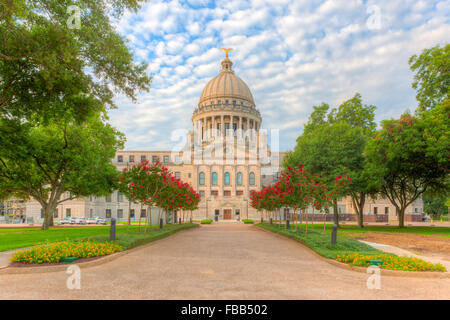 La Mississippi State Capitol et du domaine, comme vu de l'amérique du nord, sur un agréable matin d'été à Jackson, Mississippi. Banque D'Images