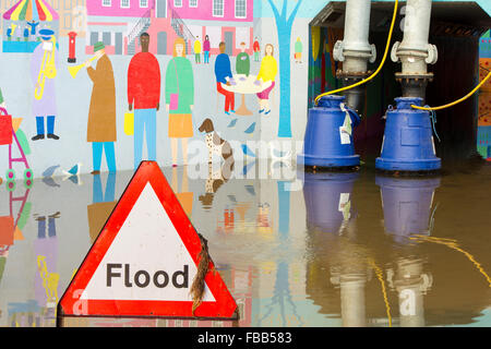 Le pompage de l'eau de l'inondation de Hardwicke Circus à Carlisle, Cumbria, le mardi 8 décembre 2015, après une pluie torrentielle de storm Banque D'Images