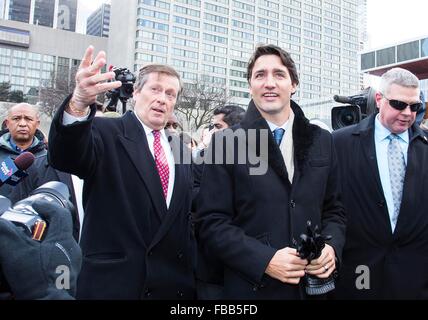Toronto, Canada. 13 Jan, 2016. Le premier ministre du Canada, Justin Trudeau(C) des visites de l'Hôtel de Ville de Toronto accompagnée par le maire de Toronto, John Tory(L) à Toronto, Canada, 13 janvier 2016.Le premier ministre du Canada, Justin Trudeau a fait sa première visite officielle à l'Hôtel de Ville de Toronto le mercredi. Credit : Zou Zheng/Xinhua/Alamy Live News Banque D'Images