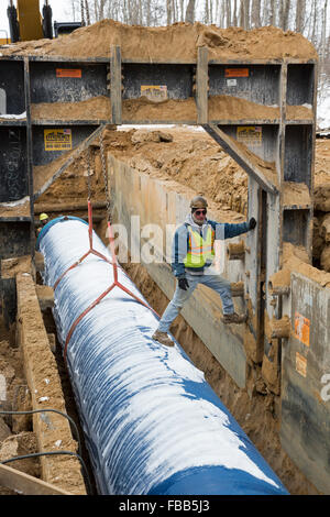 Columbiaville, Michigan USA - 13 janvier 2016 - Construction d'un aqueduc pour Flint, Michigan et dans les environs. Le pipeline va prendre de l'eau dans le lac Huron par un pipeline de 70-mile. La décision de silex de tirer l'eau de la rivière Flint jusqu'à ce que la construction est terminée, au lieu de continuer à en acheter à Detroit--a conduit à des niveaux élevés de plomb dans le silex des enfants. Crédit : Jim West/Alamy Live News Banque D'Images