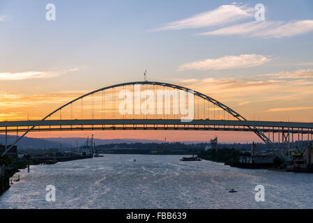 Fremont Bridge à Portland, Oregon au coucher du soleil à la fin d'une belle journée d'été Banque D'Images