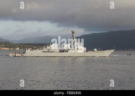 USS Jason Dunham (DDG-109), une classe Arleigh Burke destroyer lance-missiles de la marine des États-Unis, arrivant pour l'exercice Joint Warrior 14-2. Banque D'Images