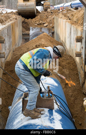 Columbiaville, Michigan USA - 13 janvier 2016 - Construction d'un aqueduc pour Flint, Michigan et dans les environs. Le pipeline va prendre de l'eau dans le lac Huron par un pipeline de 70-mile. La décision de silex de tirer l'eau de la rivière Flint jusqu'à ce que la construction est terminée, au lieu de continuer à en acheter à Detroit--a conduit à des niveaux élevés de plomb dans le silex des enfants. Crédit : Jim West/Alamy Live News Banque D'Images