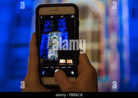 Londres, Royaume-Uni. 13 janvier 2016. Sur la photo : la lumière de l'esprit à l'abbaye de Westminster. La façade est peinte avec la lumière par l'artiste français Patrice Warrener. Londres Lumiere festival lumière a été mis au point par les producteurs créatifs et d'artichaut est pris en charge par le maire de Londres. Le festival se déroule du 14 au 17 janvier 2016. Le festival sera ré-imaginer le paysage urbain de Londres et de l'architecture 30 œuvres dans quatre domaines principaux : King's Cross, Mayfair et Grosvenor Square, Piccadilly, Regent Street, Leicester Square et St James's ; et de Trafalgar Square et de Westminster. Credit : Nick Savage/Alamy Live New Banque D'Images