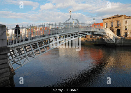 La moitié penny Bridge sur la rivière Liffey à Dublin, Irlande Banque D'Images