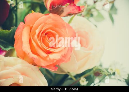 Pastel Orange en verre sur fond blanc, fond de Jour de Valentines, jour de mariage concept Banque D'Images